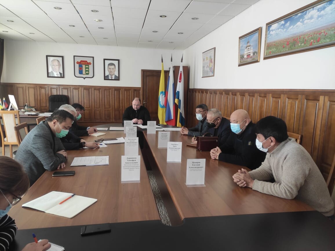 Глава городской Администрации Дмитрий Трапезников провел рабочее совещание по вопросам строительства дополнительных корпусов к общеобразовательным учреждениям.