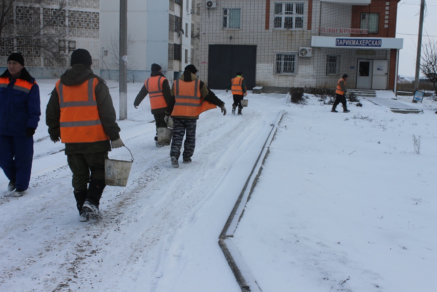 Коммунальщики ведут уборку снега и обработку поверхностей реагентами