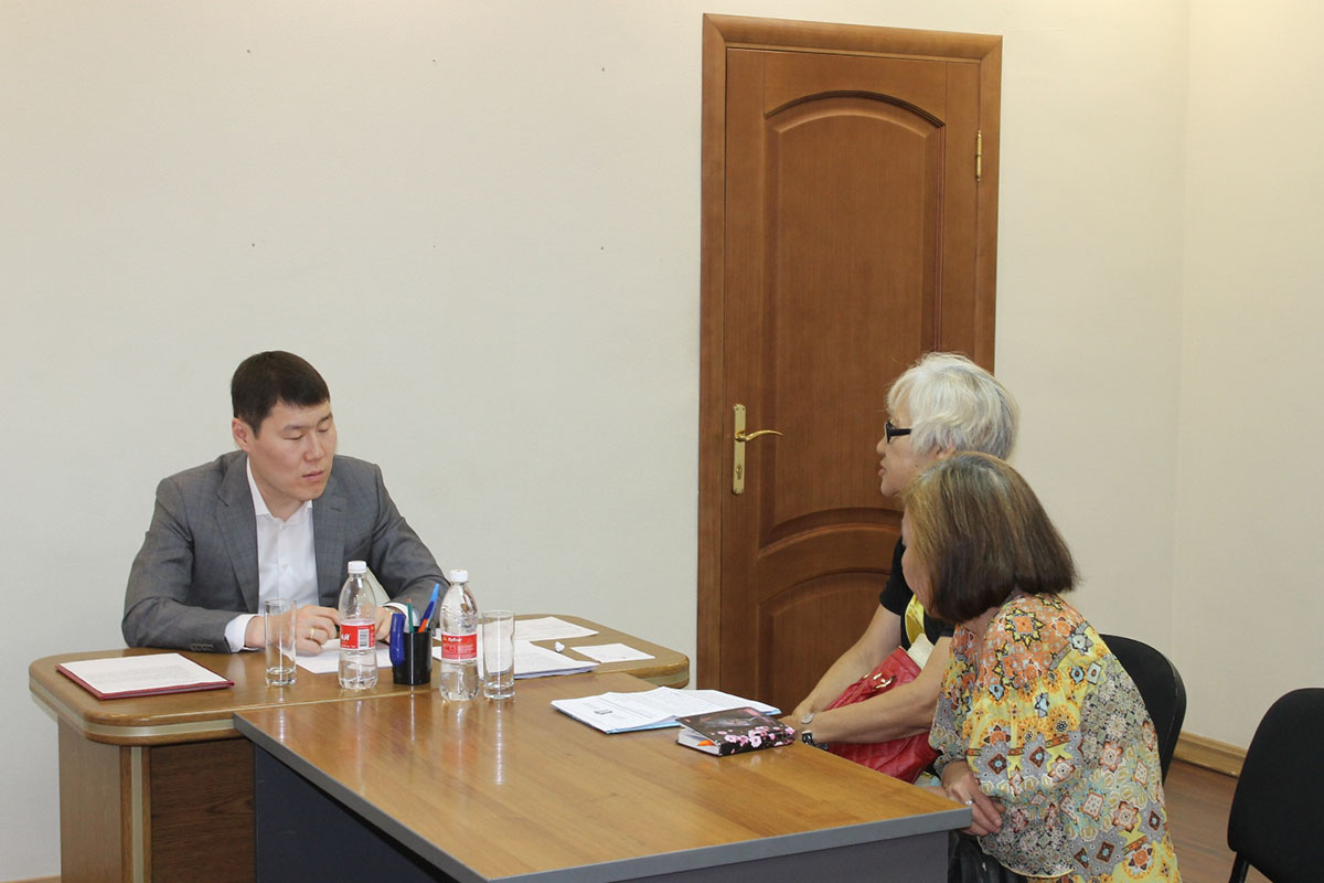 Глава Администрации города Элисты Окон Нохашкиев провел очередной прием граждан по личным вопросам