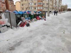 Обильные снежные осадки затруднили работу «СпецАТХ» по вывозу мусора с территорий многоквартирных домов