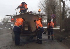 Элистинские дорожники продолжают ямочный ремонт столичных автомагистралей