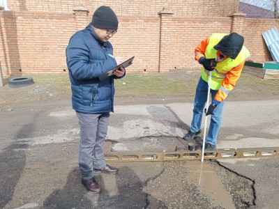 Сотрудники Администрации города Элисты совместно со специалистами МАУ «ДРСУ» проверяют состояние столичных дорог после зимы