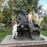 Памятник Народному поэту Калмыкии Давиду Никитичу Кугультинову