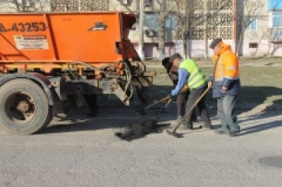 Бригады МБУ «ГЗХ» и «ДУ «Элиста-Автодор» ведут ямочный ремонт на улицах Хрущева и Бимбаева