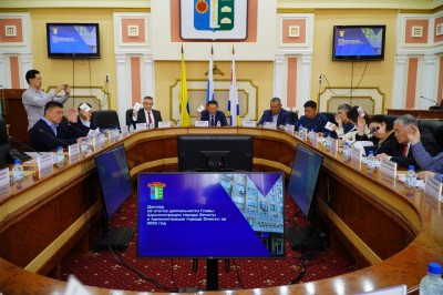 Сегодня заседании Элистинского городского собрания Глава столичной Администрации Шафран Тепшинов отчитался об итогах деятельности Администрации Элисты в 2022 году.