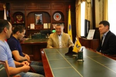 Вчера Глава Калмыкии Алексей Орлов встретился с воспитанником спортивного клуба «Барс» Баиром Штепиным.
