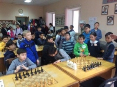 Лучшие шахматисты из 10 школ Элисты участвуют в первенстве по шахматам " Белая Ладья " - 2017