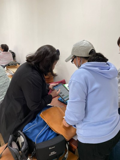 Волонтеры продолжают помогать сотрудникам предприятий Элисты голосовать за объекты благоустройства