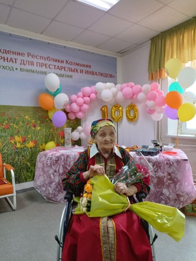 Сегодня свой 100-летний юбилей отмечает элистинка Елена Михайловна  Бембетова