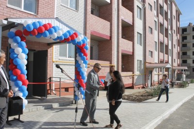 Вчера еще 20 детей-сирот получили новые квартиры в 60-квартирном доме в первом микрорайоне Элисты.