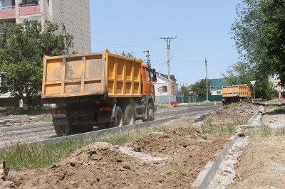 На дорогах Элисты продолжаются масштабные строительные работы