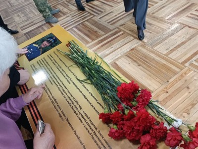 В Элистинской классической гимназии открыли «Парту Героя», посвященную Тимофею Овлыкову