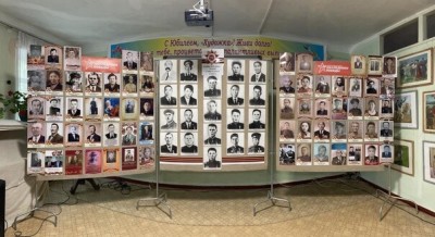 В  элистинских образовательных учреждениях оформлены стенды, на которых размещены портреты участников Великой Отечественной войны, героев, с которыми каждый год принимали участие в Шествии "Бессмертный полк"