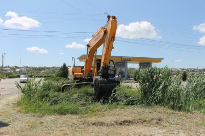Работники городского зеленого хозяйства продолжают вести работы по расчистке русла реки Элистинки.