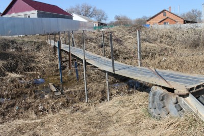 В Элисте силами МБУ «Городское зеленое хозяйство» восстановлены четыре пешеходных моста через русло речки Элиста