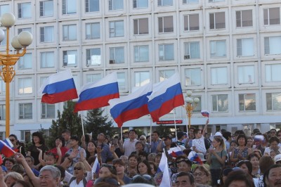 Сегодня в Элисте состоялось праздничное мероприятие «Овеянный славой флаг России», посвященное Дню Государственного флага Российской Федерации.