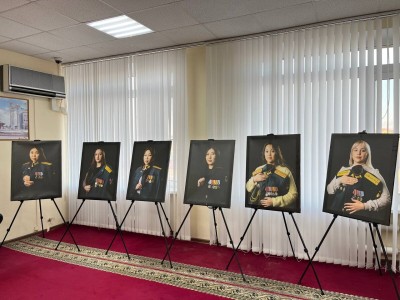В Администрации города Элисты открылась фотовыставка «Жены Героев»