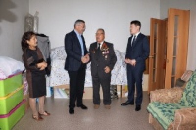 Сегодня сити - менеджер Окон Нохашкиев совместно с Главой Калмыкии Алексеем Орловым посетили 124-х квартирный дом в 10-м микрорайоне города.
