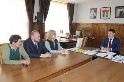 Глава Администрации города Элисты Окон Нохашкиев встретился с руководителями делегации Департамента образования города Москвы, прибывшей в Элисту вчера, 10 апреля.