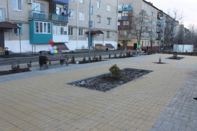 В рамках реализации проекта «Формирование комфортной городской среды» было запланировано обустройство 10 дворовых территорий в Элисте.