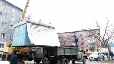 Сотрудники Горзеленхоза продолжают демонтировать незаконно установленные торговые объекты (НТО)