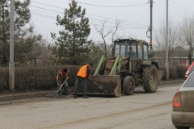 Работники МБУ «Городское зеленое хозяйство» ведут работы по очистке городских дорог вдоль бордюров
