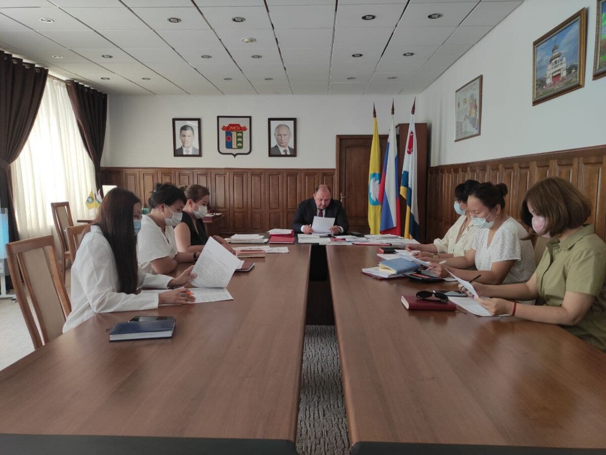 Глава а Администрации города Элисты Дмитрий Трапезников провёл заседание квалификационной комиссии муниципалитета