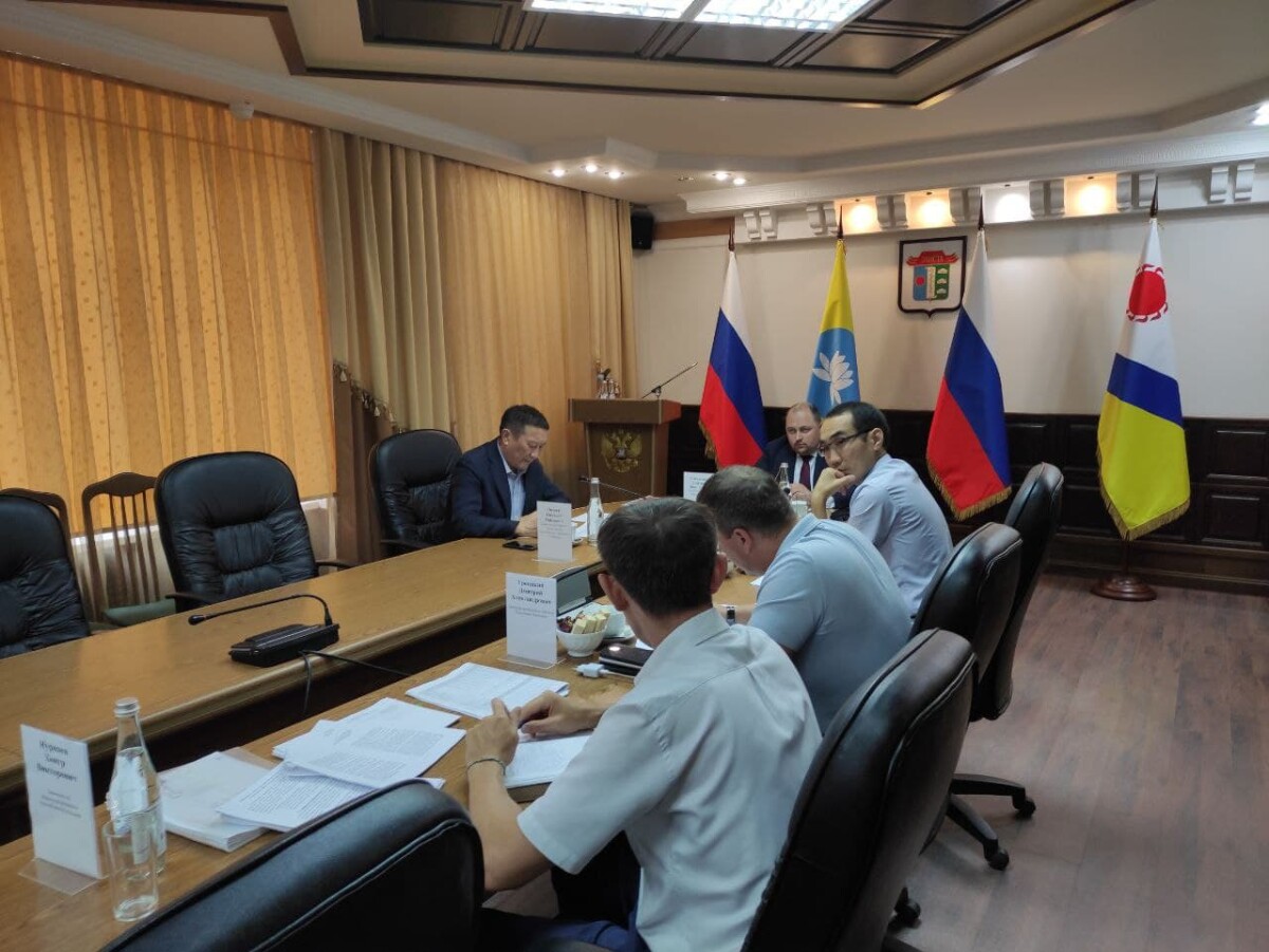 Дмитрий Трапезников провел рабочее совещание по вопросам застройки новых территорий в Элисте