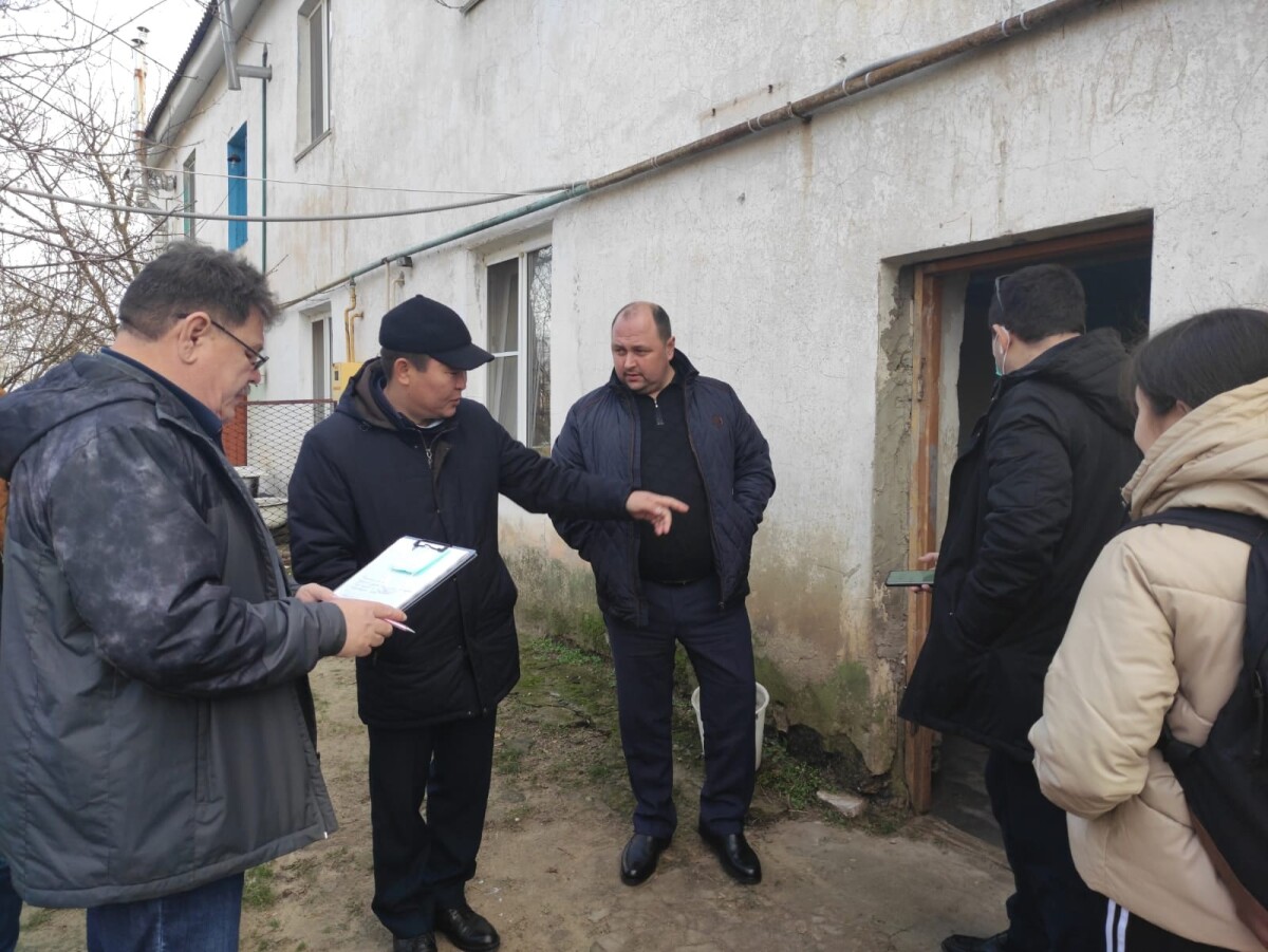 В ходе выездного контроля руководитель муниципалитета Дмитрий Трапезников посетил поселок Аршан