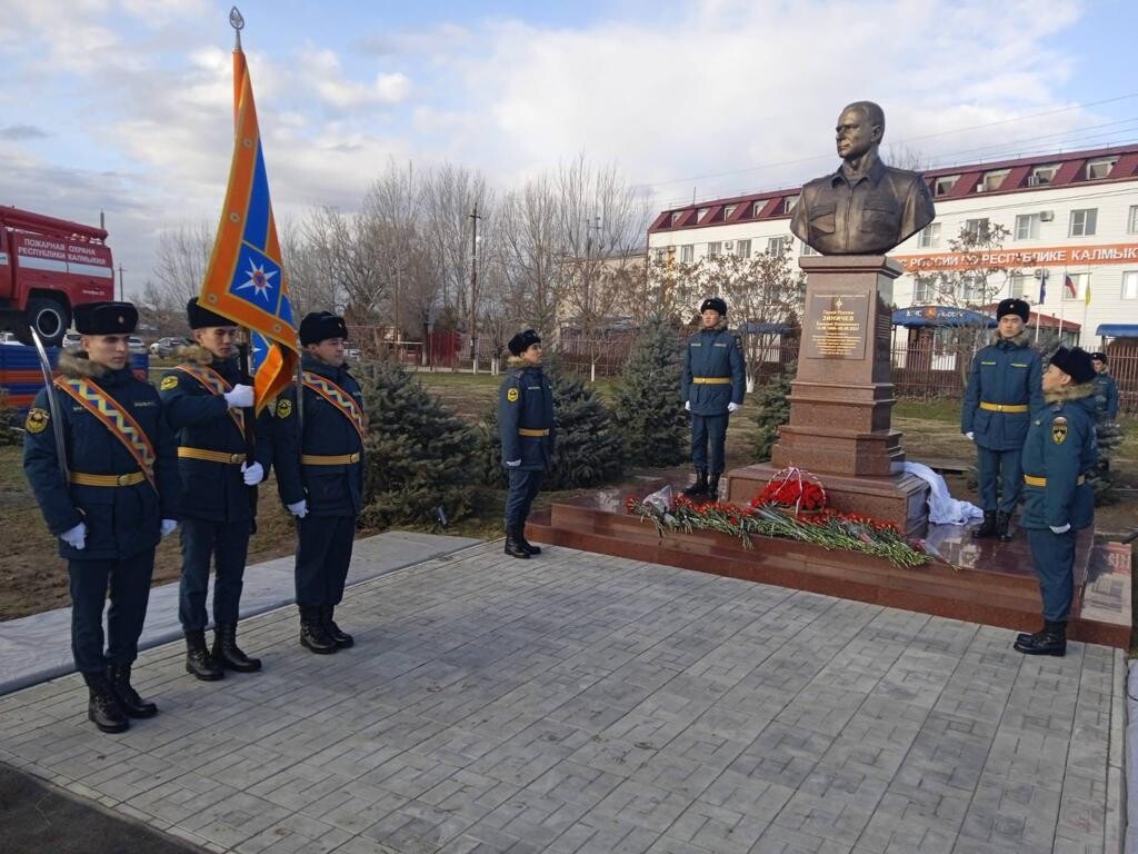 В Элисте состоялось торжественное открытие памятника-бюста трагически погибшему министру МЧС России Евгению Зиничеву