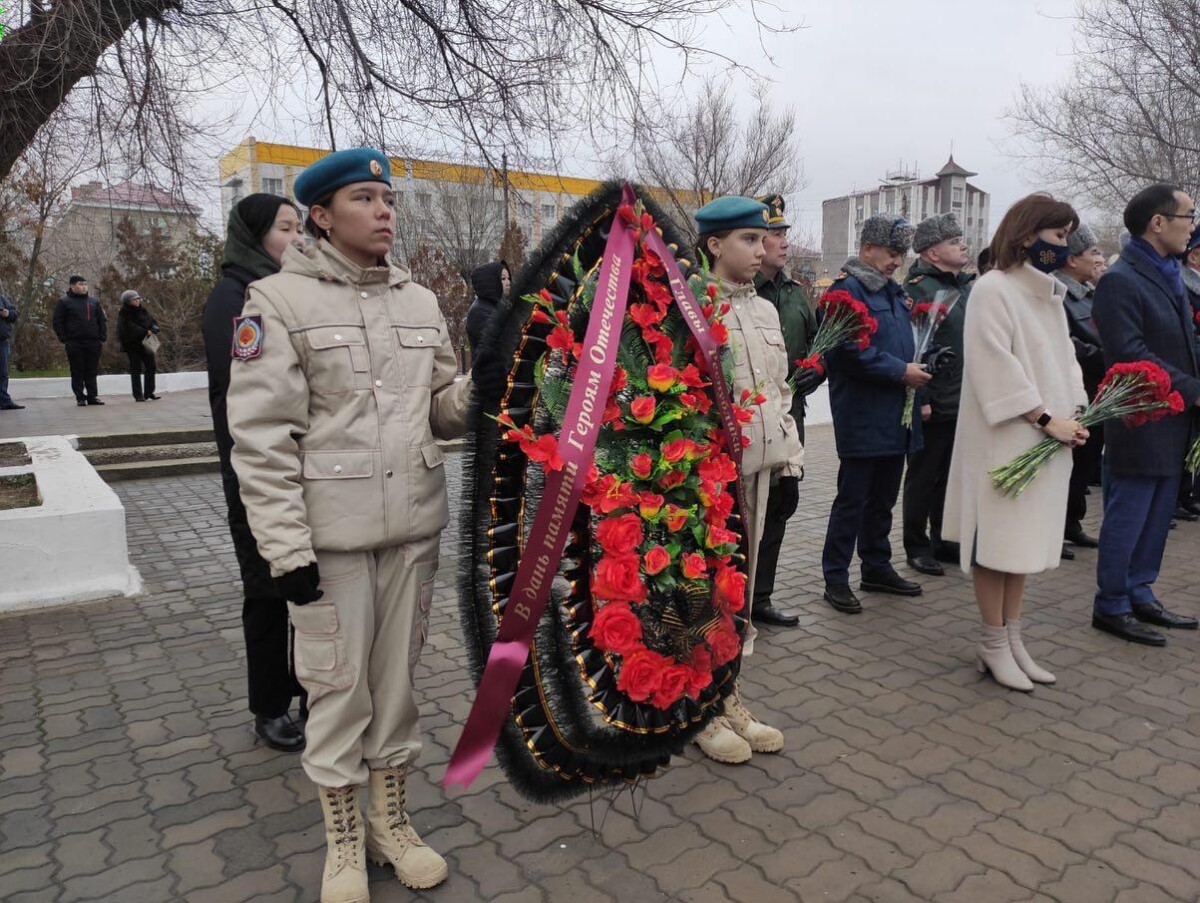 В преддверии Дня Героев Отечества в Элисте почтили память павших воинов