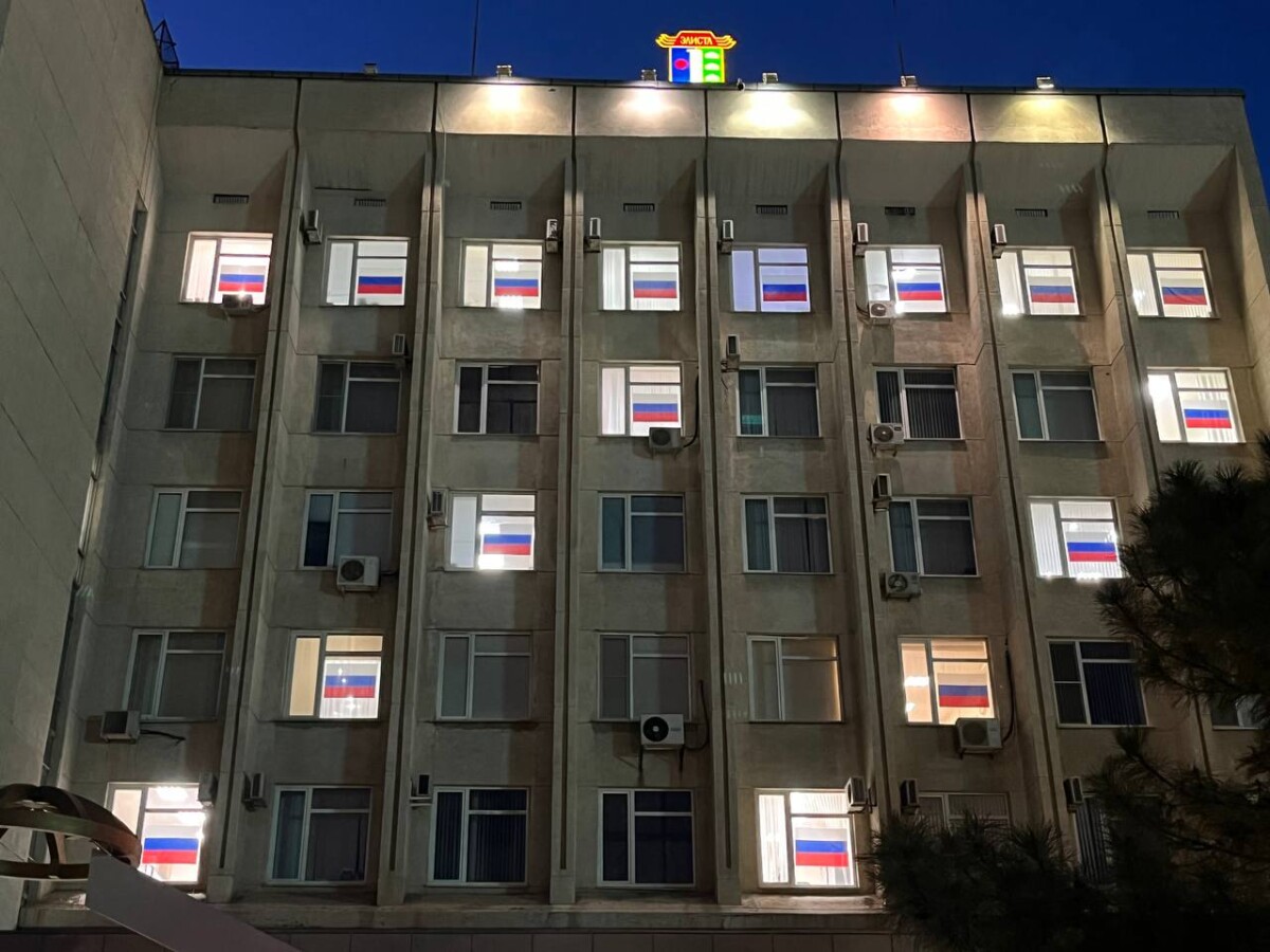 Окна здания Администрации Элисты украсили флагами России в виде цифры 77