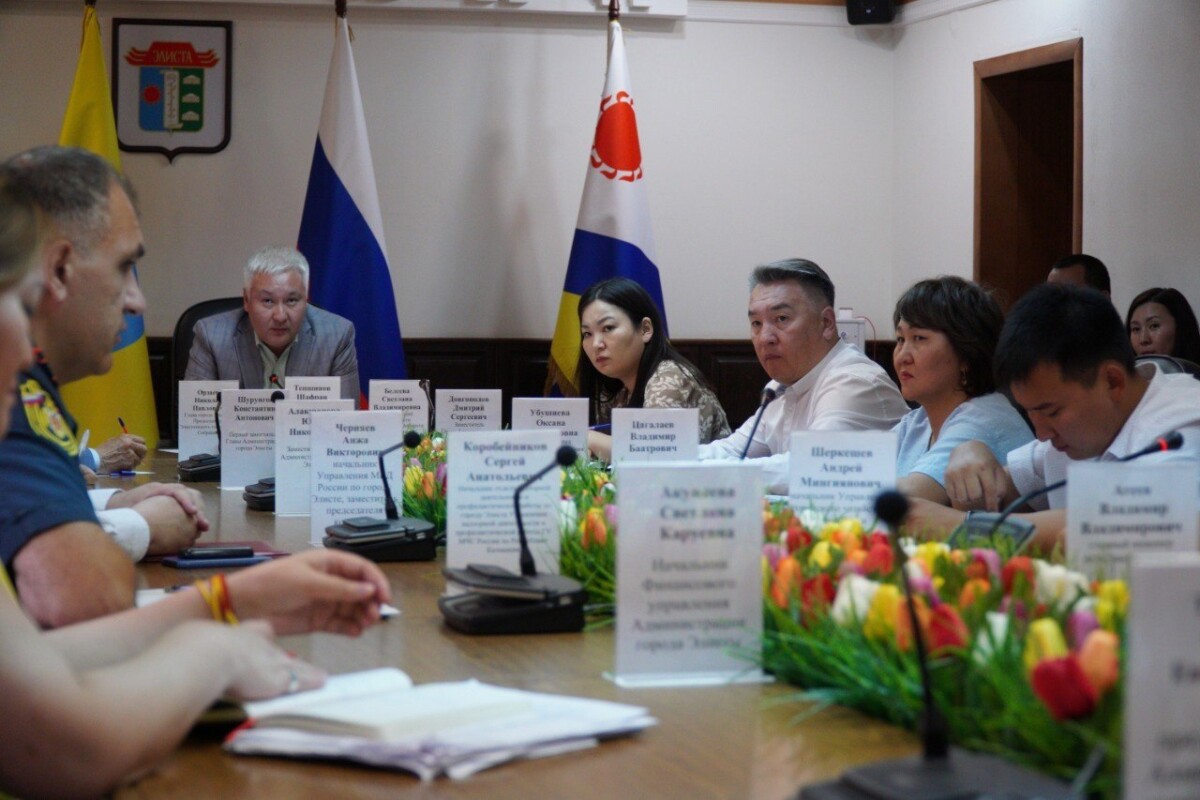 Глава столичной Администрации Шафран Тепшинов провел еженедельное аппаратное совещание