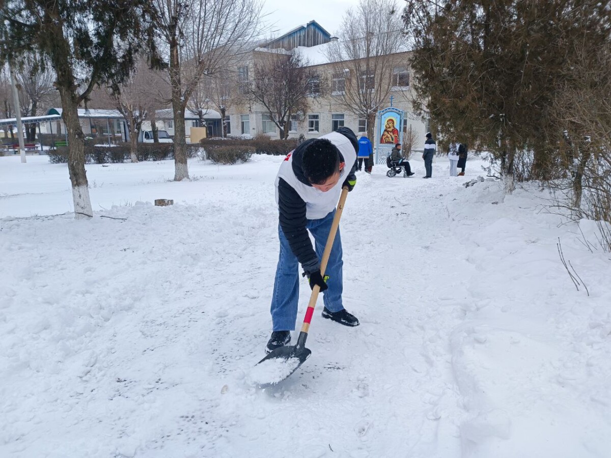 Волонтёры помогают расчищать снег