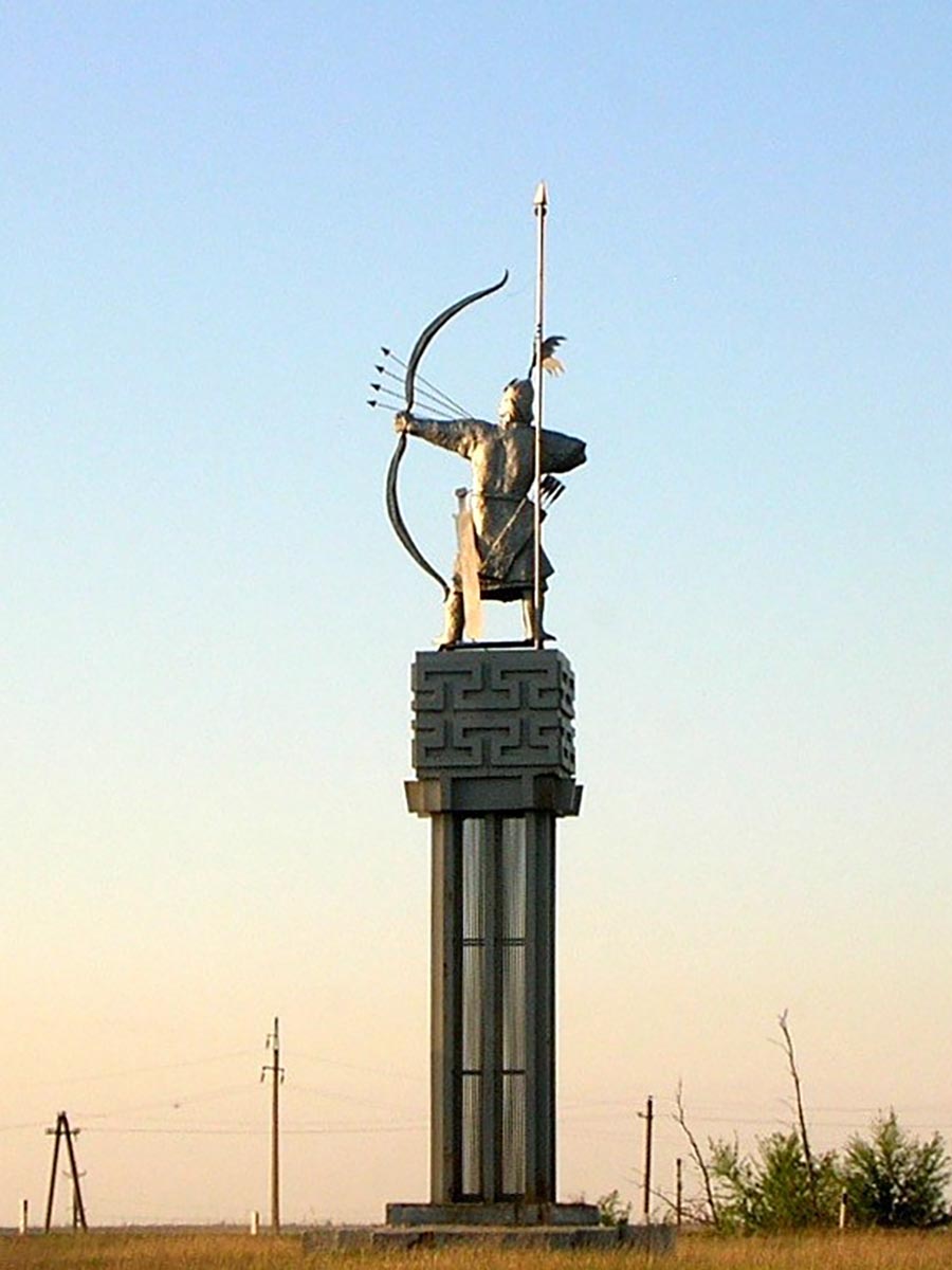 Памятник герою калмыцкого эпоса «Хонгор - Алый Лев»