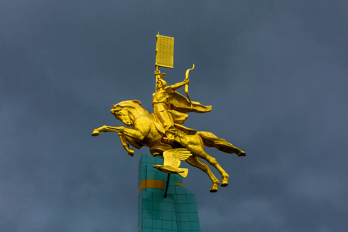 Скульптура «Калмыцкий эпос - Джангар» (Золотой всадник)
